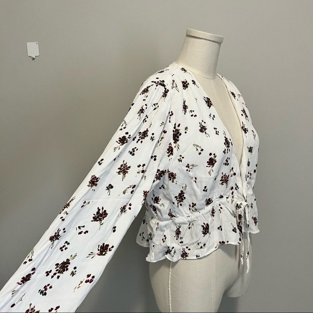 Aritzia Sunday Best New Cropped Tie Front Blouse Floral - Picture 10 of 16